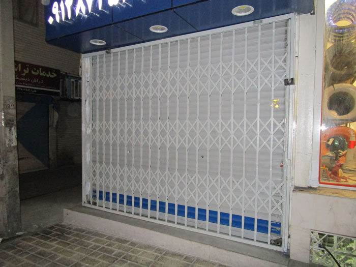 درب آکاردئونی آهن کوب
