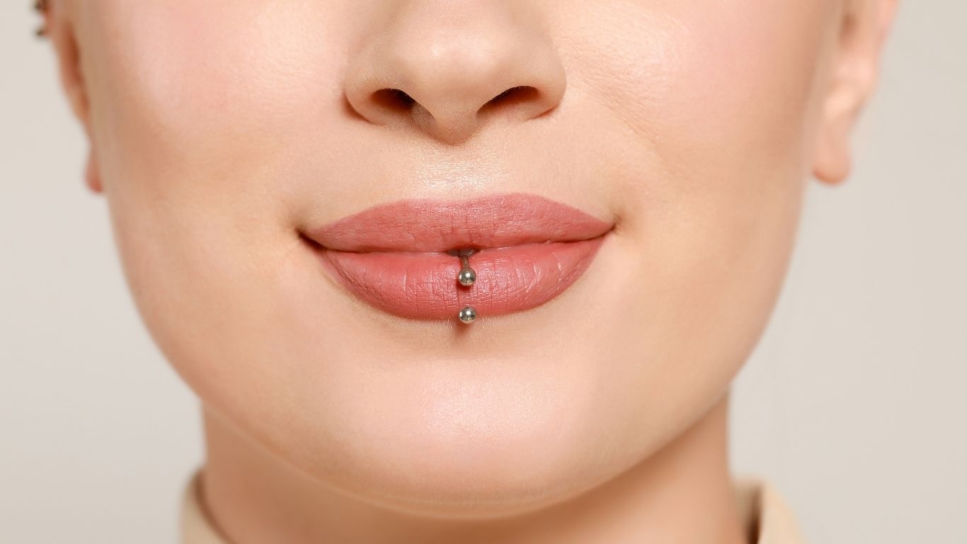 پیرسینگ لب نشانه چیست؟ بررسی باور ها و کاربرد ها در فرهنگ های مختلف